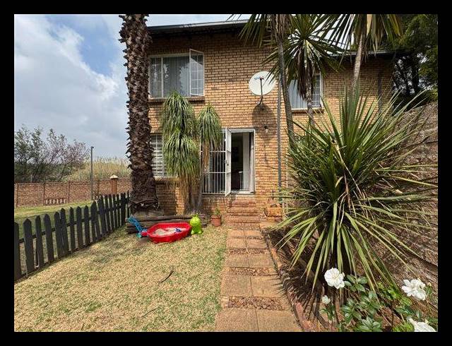 2 BEDROOM TOWNHOUSE FOR SALE IN VAN RIEBEECK PARK